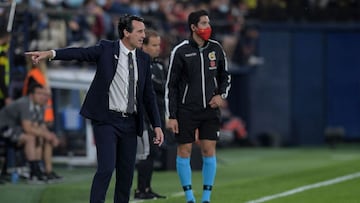 Villarreal's Spanish coach Unai Emery gestures during the Spanish league football match between Villarreal CF and CA Osasuna at La Ceramica stadium in Villarreal on October 17, 2021. (Photo by Jose Jordan / AFP)