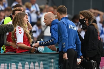 Miembros de la selección danesa tratan de tranquilizar a Sabrina Kvist Jensen, pareja del jugador.