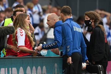 Miembros de la selección danesa tratan de tranquilizar a Sabrina Kvist Jensen, pareja del jugador.