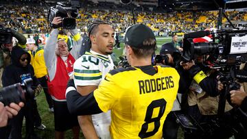 PITTSBURGH, PENNSYLVANIA - OCTOBER 26: (L-R) Jordan Love #10 of the Green Bay Packers greets Aaron Rodgers #8 of the Pittsburgh Steelers following the game at Acrisure Stadium on October 26, 2025 in Pittsburgh, Pennsylvania. Justin K. Aller/Getty Images/AFP (Photo by Justin K. Aller / GETTY IMAGES NORTH AMERICA / Getty Images via AFP)