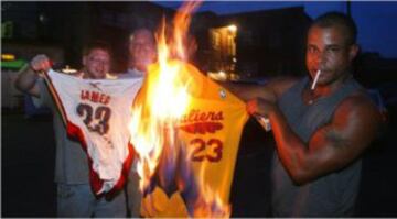 Así reaccionó la afición de Cleveland cuando LeBron se fue a los Heat.