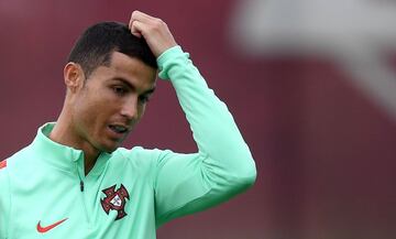 Portugal's forward Cristiano Ronaldo reacts during a training session in Kazan, Russia, on June 27, 2017 on the eve of the Russia 2017 FIFA Confederations Cup football semi-final match Portugal vs Chile. / AFP PHOTO / FRANCK FIFE