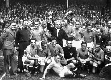 Bicampe車n del mundo con Italia. Mundiales de 1934 y 1938. Vittorio Pozzo fue atleta de 400 metros lisos en el colegio y luego fue futbolista. Jugaba de centrocampista y estuvo un a?o en el Grassoppers y desarroll車 su carrera en el Torino. Como seleccionador es el 迆nico en la historia que ha ganado dos mundiales, adem芍s de ganar el Oro Ol赤mpico en los Juegos Ol赤mpicos de Munich en 1936 y en bronce en los de 1928. En la foto, Vittorio levanta la segunda Copa del Mundo en 1938.