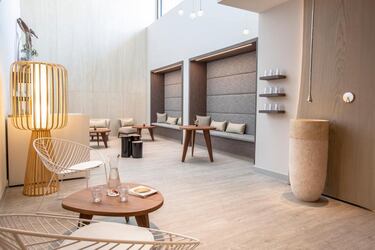 Cuenta con grandes espacios comunes y privados, interiores y al aire libre.
