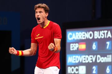 El tenista español Pablo Carreño se aseguró jugar por una medalla en los Juegos Olímpicos de Tokio después de tumbar al número dos del mundo, Daniil Medvedev, por 6-2 y 7-6 (5) en 1h:43.
