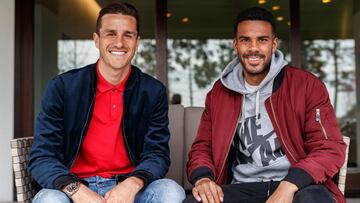 Bernardo Jos&eacute; Espinosa y Jon&aacute;s Ramalho atienden a As en el Media Day del Girona.