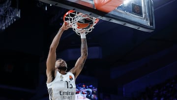 El pívot del Real Madrid Izan Almansa efectúa un mate durante el partido de la tercera jornada de la temporada regular de la Euroliga que disputan ante el Asvel Villeurbanne este jueves en el Movistar Arena de Madrid.