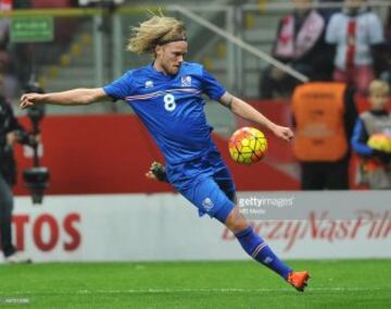 Mediocampista islandés llegó desde el Pescara al Basilea, pese a tener ofertas más lucrativas. Fue el autor del primer gol de Islandia en la Euro 2016.  