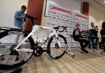 Pogacar atiende a los medios en el media day del UAE en Benidorm.