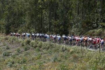 El pelotón a su llegada al concello de Vedra, durante la cuarta etapa de la Vuelta a España 2013 entre las localidades de Lalín (Pontevedra) y Fisterra (A Coruña), de 186,4 kilómetros.