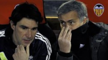 Karanka y Mourinho, en el banquillo de Mestalla.