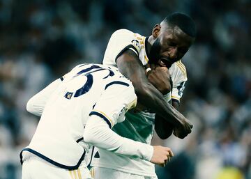 Los 'cariños' de Antonio Rüdiger a Fede Valverde tras anotar el gol.