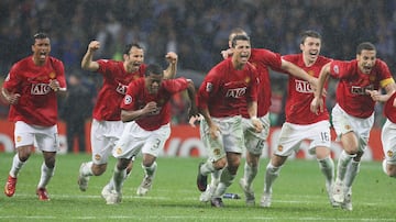 MOSCOW, RUSSIA - MAY 21: Ryan Giggs, Cristiano Ronaldo, Michael Carrick and Owen Hargreaves of Manchester United celebrate after the penalty shoot-out, winning the UEFA Champions League Final match between Manchester United and Chelsea at Luzhniki Stadium on May 21 2008 in Moscow, Russia. (Photo by Matthew Peters/Manchester United via Getty Images)