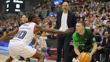 El alero finlandés del Covirán Granada Elias Valtonen y el base estadounidense del Morabanc Andorra Jabari Rice, durante el encuentro correspondiente a la 28ª jornada de Liga Endesa, disputado este domingo en el Palacio de los Deportes de Granada.