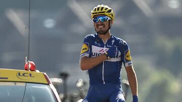 France&#039;s Julian Alaphilippe celebrates as he crosses the finish line to win the tenth stage of the 105th edition of the Tour de France cycling race between Annecy and Le Grand-Bornand, French Alps, on July 17, 2018. / AFP PHOTO / Marco BERTORELLO / A