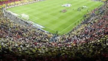 <b>MOSAICO. </b>El Camp Nou cantó el himno del Barça a capella mientras duraba el mosaico.