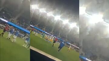 Aficionado de Cruz Azul invade la cancha y golpea a jugador del San Jose Earthquakes