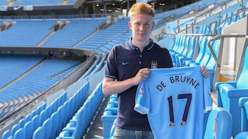 Kevin De Bruyne posa en el d&iacute;a de su presentaci&oacute;n en el Manchester City.