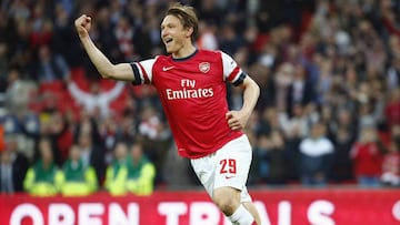 Arsenal cult hero Kim Kallstrom calls it a day