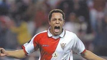 <b>EL DELIRIO. </b>Adriano firmó el segundo gol que certificó el pase de los sevillistas a los octavos de final de la UEFA. Ahora espera el Parma.