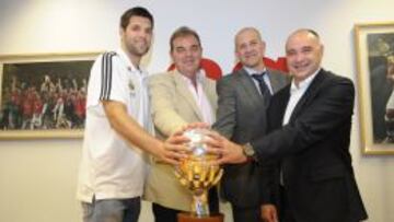 Reyes, Juan Carlos S&aacute;nchez, Alberto Herreros y Pablo Laso, estuvieron en AS con la copa de campeones de Liga.
