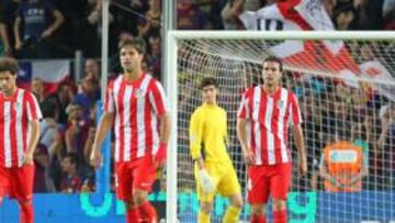 <b>DESOLADOS. </b>Los jugadores del Atlético se lamentan tras encajar uno de los goles en el Camp Nou.