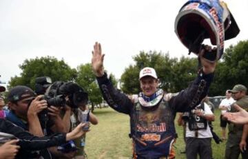 El piloto español Marc Coma del equipo Red Bull KTM Factory Rally celebra con su equipo la victoria en el Dakar 2015 al término de la última etapa de apenas 174 kilómetros entre Rosario y Buenos Aires. Coma (KTM) consiguió hoy su quinta corona del Dakar al finalizar primero en esta séptima edición sudamericana.