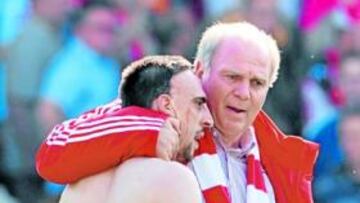 <b>ATRAPADO. </b>Hoeness se niega a aceptar el artículo 17 de la FIFA e insiste en que Ribéry no se irá.