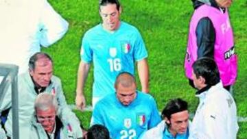 <b>CABEZA BAJA. </b>Los italianos, con Lippi a la cabeza, se retiran cabizbajos tras certificar su eliminación de la Copa Confederaciones.