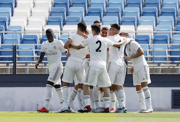 Celebración del gol de Soane. 