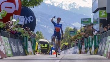 Tobias Foss sigue liderando la general del Tour de los Alpes.