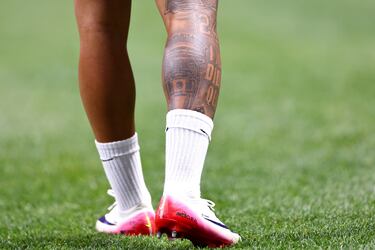 Detalle de un tatuaje en la pantorrilla de Reece James, del Chelsea, durante el partido del grupo D de la Copa Mundial de Clubes de la FIFA 2025 entre el Chelsea FC y Los Angeles Football Club.