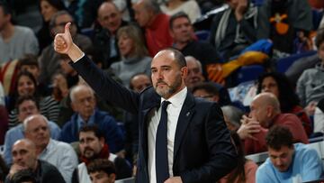 El entrenador del Real Madrid, Chus Mateo, durante el encuentro ante el Anadolu Efes.