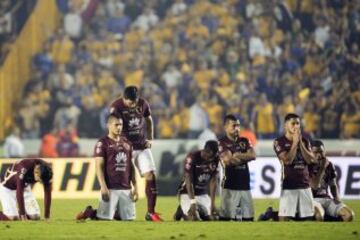 Los jugadores del América, desconsolados.