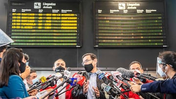 Peru's President Martin Vizcarra, delivers a press conference at the Jorge Chavez International Airport in Callao, Peru, in October 05, 2020 as international flights resume after more than six months due to the COVID-19 coronavirus pandemic. (Photo by ERNESTO BENAVIDES / AFP)
