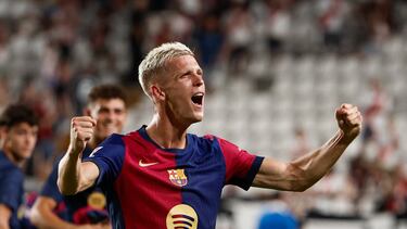 MADRID, 27/08/2024.- El centrocampista del Barcelona Dani Olmo celebra la victoria ante el Rayo, durante el partido de Liga en Primera División que Rayo Vallecano y FC Barcelona han disputado este martes en el estadio de Vallecas, en Madrid. EFE/Sergio Pérez