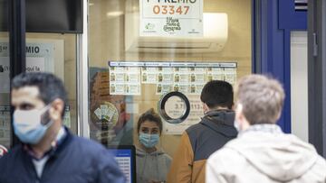 Colas para comprar la loter&iacute;a de Navidad en la administraci&oacute;n &#039;El Gato Negro&#039;. En Sevilla (Andaluc&iacute;a, Espa&ntilde;a), a 18 de diciembre de 2020.
 18 DICIEMBRE 2020
 Mar&iacute;a Jos&eacute; L&oacute;pez / Europa Press
 18/12/2020