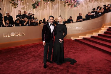 Kumail Nanjiani y Emily V. Gordon a su llegada a la gala de los Globos de Oro.