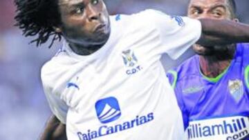 <b>ÍMPETU SIN FRENOS. </b>Dani Kome pelea con el delantero malaguista Mtilinga para hacerse con la posición en el terreno de juego ayer en el Rodríguez López.