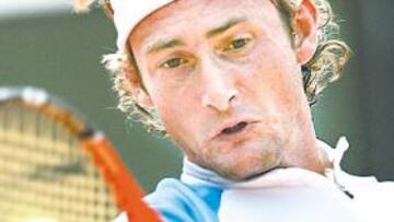 <b>RAQUETAZO. </b>Ferrero golpea con fuerza la pelota, que se hunde entre sus cuerdas como si fuera de chicle. La potencia de un campeón.