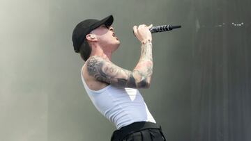 Peso Pluma es captado agarrado de la mano con una mujer en París