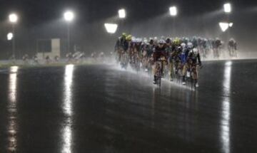 El pelotón bajo la lluvia en el último día del Tour de Abu Dhabi.
