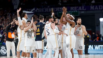 La plantilla del Real Madrid aplaude a la afición del WiZink Center después de ganar el segundo partido de cuartos de final de la Euroliga 2024 al Baskonia.