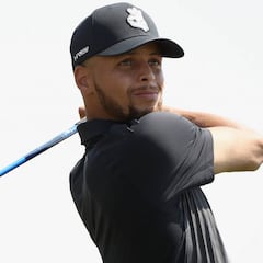 Stephen Curry destaca jugando un torneo oficial de golf