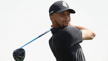 Stephen Curry destaca jugando un torneo oficial de golf