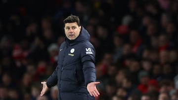 El técnico argentino volvió a vivir una pesadilla en la cancha del Arsenal, escenario que históricamente se le complica en el fútbol inglés.