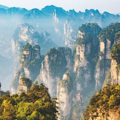 La sorpresa de un viajero estadounidense cuando le ofrecen un exoesqueleto robótico en China para visitar un parque: “Sin caminar”