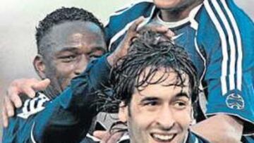 <b>VIVOS.</b> Los madridistas no renuncian al título a pesar del traspié en El Sardinero. Diario as |
martes, 17 de abril de 2007