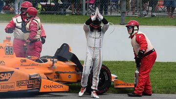 INDIANAPOLIS, IN - MAY 28: Fernando Alonso of Spain, driver of the #29 McLaren-Honda-Andretti Honda, exits his car after his engine expired during the 101st Indianapolis 500 at Indianapolis Motorspeedway on May 28, 2017 in Indianapolis, Indiana. Jared C. Tilton/Getty Images/AFP
== FOR NEWSPAPERS, INTERNET, TELCOS & TELEVISION USE ONLY ==