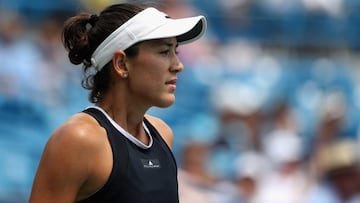 Garbi&ntilde;e Muguruza, en un lance de su partido ante Madison Keysen el  Western and Southern Open de Cincinnati.